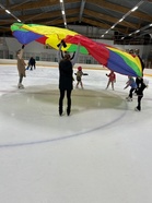 Leikkivarjo käytössä luistelukoulun harjoituksissa seurapäivänä